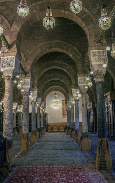 Foto die historische zitouna-moschee tunesisches erbe in der medina von tunis