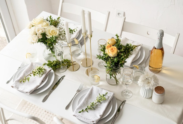 Die Hochzeitsdeko Hochzeitstischdeko mit weißen Rosen