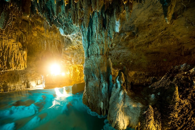 Die Höhle Gyukusendo in Japan