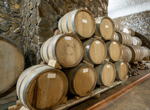Die hölzernen Weinfässer in einer Weinfabrik