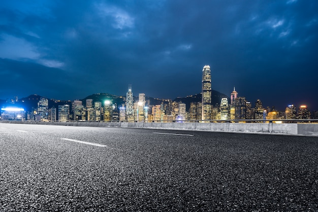 Die hohen Gebäude am Rande des Victoria Harbour in Hongkong, die moderne Stadt, China