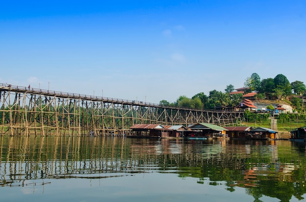 Die Holzbrücke ist die zweitlängste der Welt. in Sangklaburi