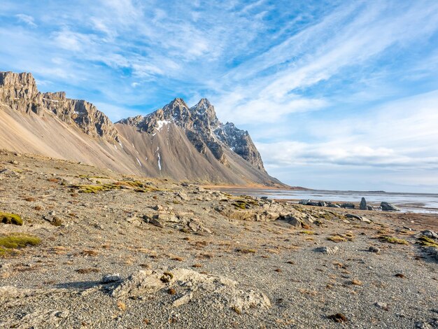 Die Horny Mountains in Ostisland sind eines der Wahrzeichen der attraktiven Landschaft