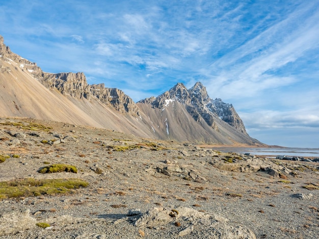 Die Horny Mountains in Ostisland sind eines der Wahrzeichen der attraktiven Landschaft