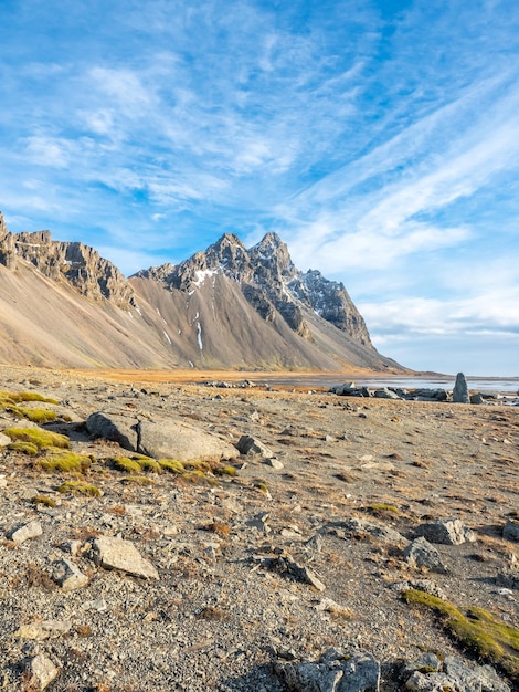 Die Horny Mountains in Ostisland sind eines der Wahrzeichen der attraktiven Landschaft