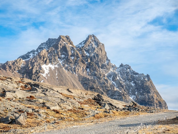 Die Horny Mountains in Ostisland sind eines der Wahrzeichen der attraktiven Landschaft