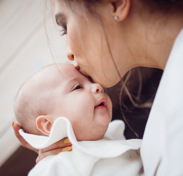 Die hübsche Mutter umarmt ihre Tochter