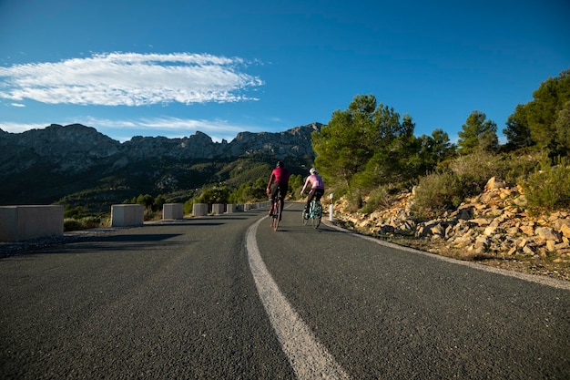 Die Hügel in und um das Dorf Calpe mit Berg Bernia im Hintergrund Alicante Spanien