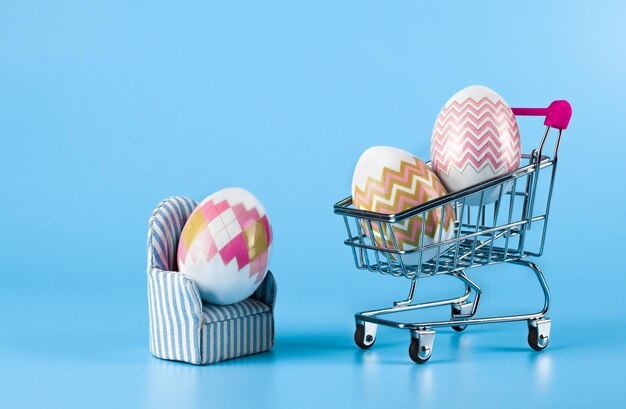 Die Idee der Hauszustellung von Einkäufen zu Ostern auf blauem Hintergrund das Konzept des Online-Shopping-E-Commerce-Verkaufs