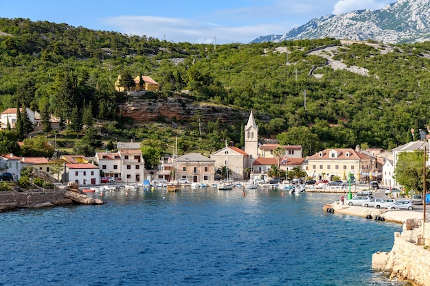 Die idyllische Altstadt von Jablanac in einer Bucht an der Küste des Adriatischen Meeres in Kroatien