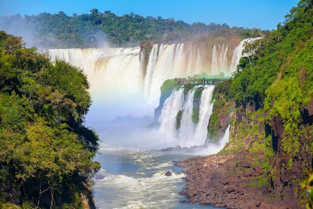 Die Iguazu-Wasserfälle (Cataratas del Iguazu) sind Wasserfälle des Iguazu-Flusses an der Grenze zwischen Argentinien und Brasilien. Iguazu ist das größte Wasserfallsystem der Welt.