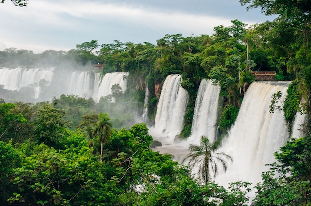 Die Iguazu-Wasserfälle zeigen die größte Reihe von Wasserfällen der Welt