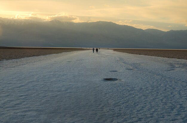 Die ikonische Landschaft des Badwater Basin, die niedrigste Erhebung der westlichen Hemisphäre