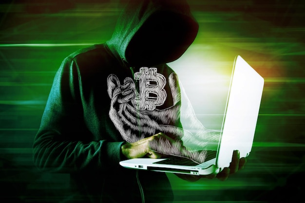 Die illustrierte Hand hält das Bitcoin-Symbol. Hacker mit Laptop