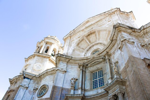 Foto die imposante kathedrale von cadiz an einem sonnigen tag