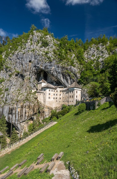 Die in eine Höhle gebaute Burg Predjama in Slowenien