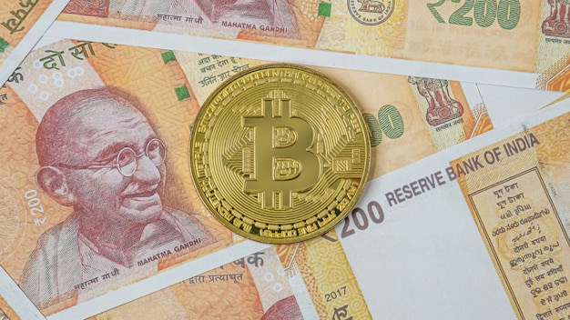 Die indische Banknote und Bitmünze für Geschäftsinhalte.