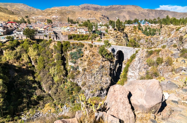 Die Inka-Brücke über den Colca-Fluss in Chivay, Peru