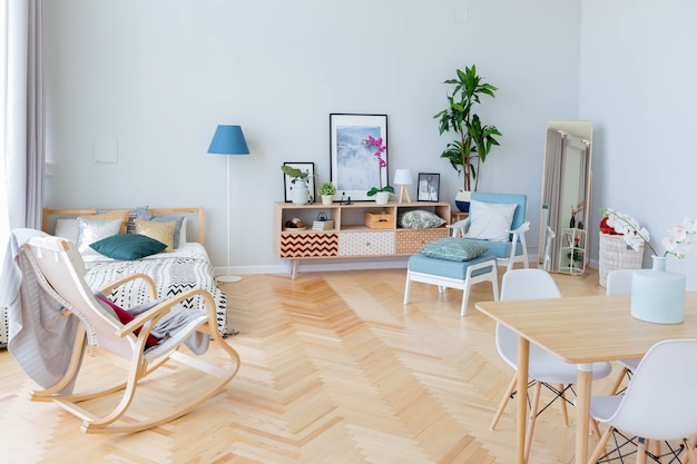 Die Innenausstattung des Studio-Apartments im skandinavischen Stil