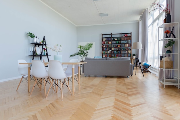 Die Innenausstattung des Studio-Apartments im skandinavischen Stil