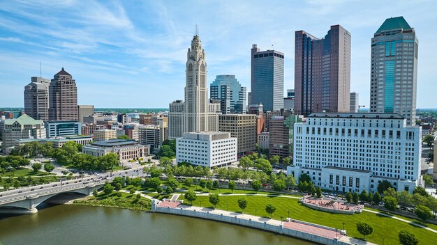Die Innenstadt von Columbus, Ohio, aus der Luft über dem Fluss und das Thomas J. Moyer Ohio Judicial Center
