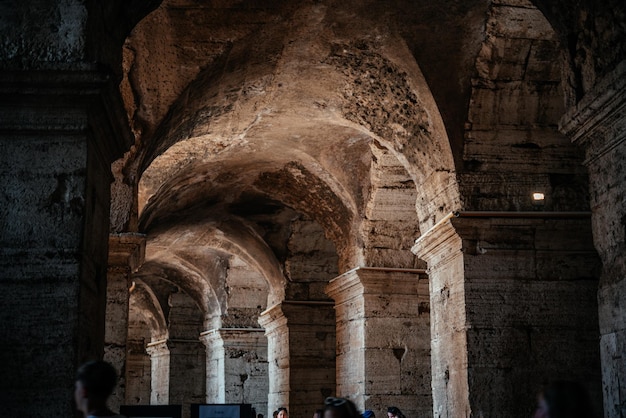 Die Innenwände und der gewölbte Durchgang des Kolosseums von Rom, Italien, UNESCO-Weltkulturerbe Coloseo