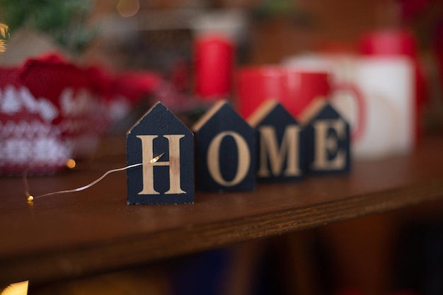 Foto die inschrift home auf den würfeln im weihnachtsinterieur