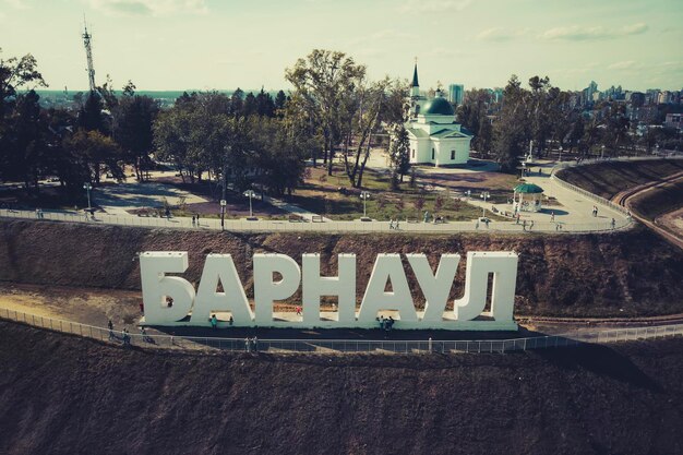 Die Inschrift in weißen Großbuchstaben Barnaul am Hang ist der Name der Stadt