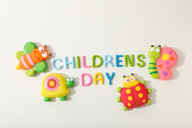 Die Inschrift Kindertag mit Spielzeuginsekten