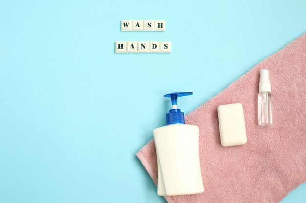 Die Inschrift WASH HANDS mit Antiseptikum, Seife, Handtuch