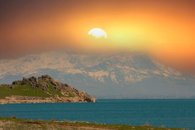 Die Insel Carpanak ist eine Insel im nordöstlichen Teil des Vansees