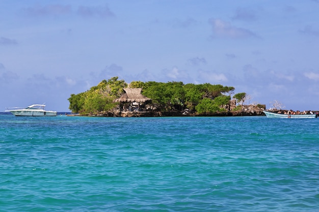 Foto die insel im naturschutzgebiet rosario im karibischen meer nahe cartagena kolumbien