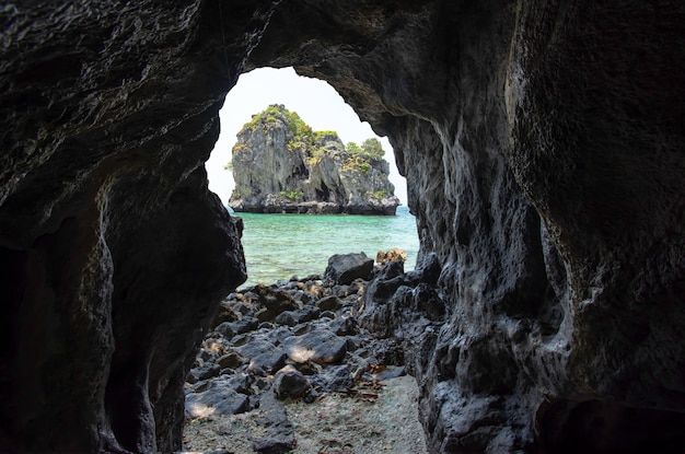 Die Insel ist im Meer von einem Blick auf die Höhle bei Koh Lankajiu, Chumphon, Thailand.