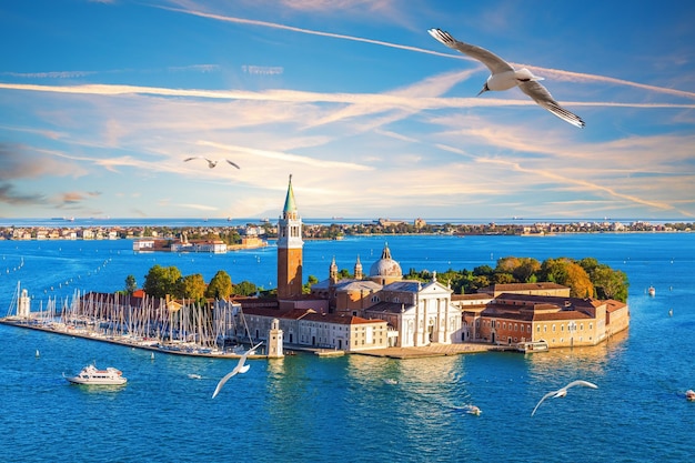 Die Insel San Giorgio Maggiore von der Spitze der Basilika San Marco in Venedig, Italien