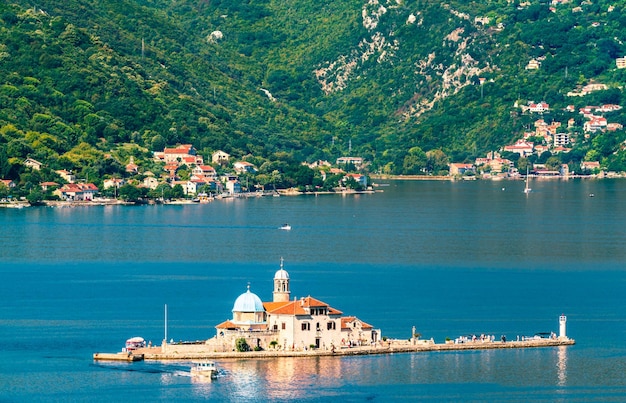 Die Insel Unserer Lieben Frau von den Felsen in der Bucht von Kotor Montenegro Balkan