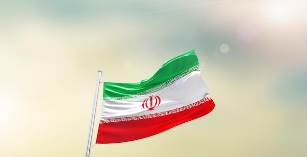 Die iranische Nationalflagge schwingt am wunderschönen Himmel