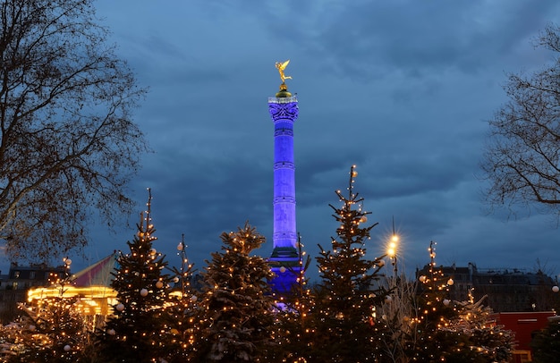 Die Julisäule auf dem Bastille-Platz, geschmückt für Weihnachten 2021 am Abend Paris Frankreich