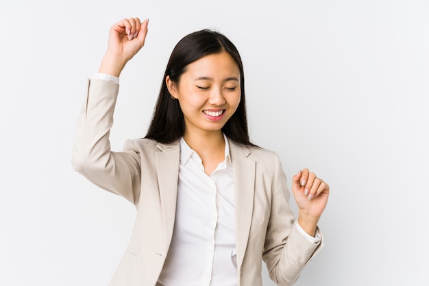 Die junge asiatische Geschäftsfrau, die einen speziellen Tag feiert, springt und hebt Arme mit Energie an