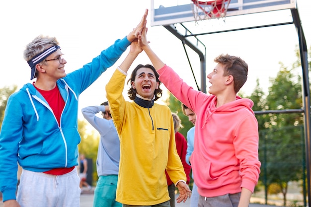 Die junge Basketballmannschaft gibt sich gegenseitig High Five