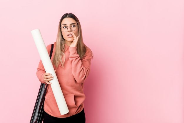 Die junge Frau, die Architektur studiert, sagt Nachrichten einer geheime heiße Bremse und schaut beiseite