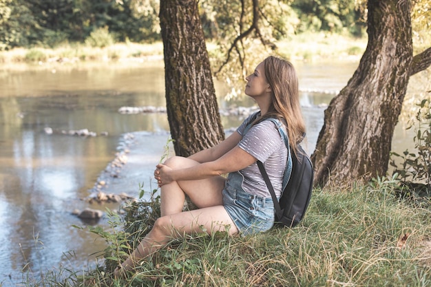 Die junge Frau genießt die Natur im Sommer