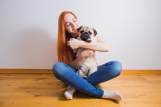 Die junge Frau hat eine tolle Zeit mit ihrem Lieblingsmops