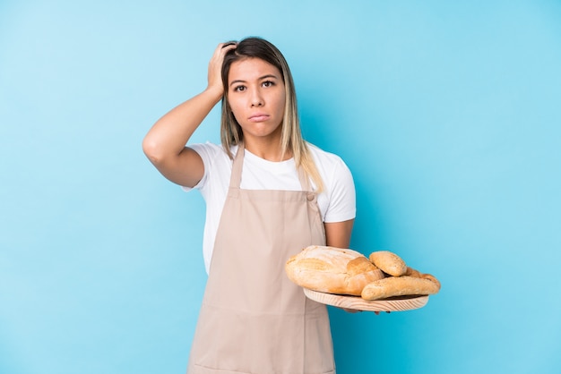 Die junge kaukasische Bäckerfrau, die lokalisiert wird, entsetzt, sie hat sich an wichtige Sitzung erinnert.