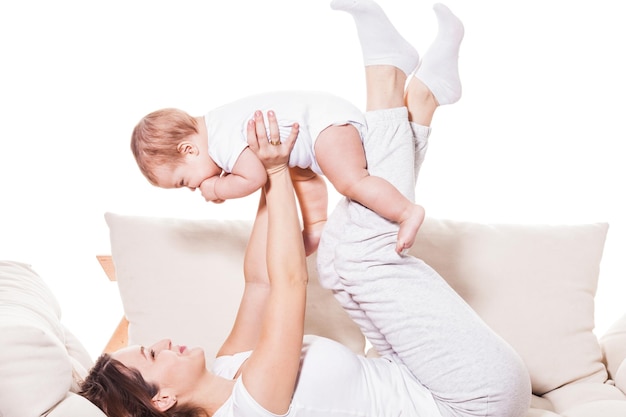 Die junge Mama bewundert ihr hübsches Baby, das ihn hochhebt