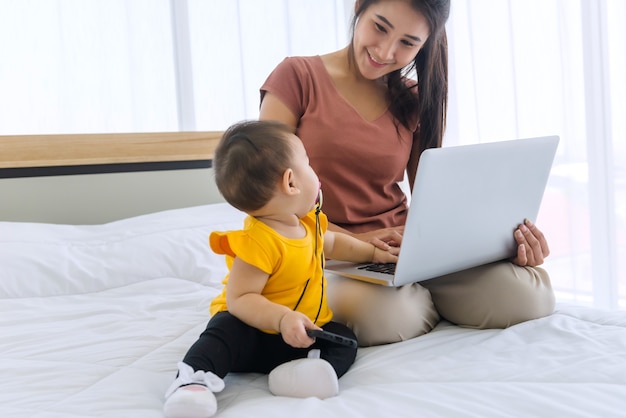 die junge Mutter und Tochter