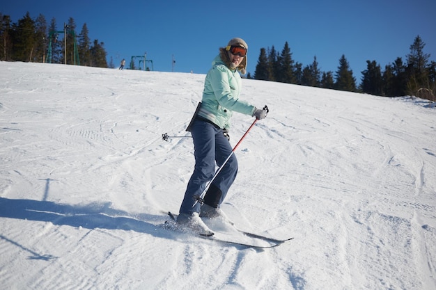 Die junge Skifahrerin in der Abfahrt