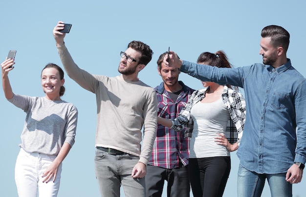 Die jungen Leute von Closeupheute machen Selfies