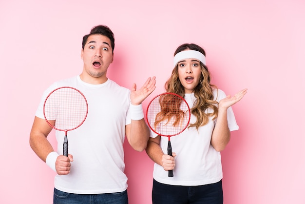 Die jungen Paare, die Badminton spielen, lokalisierten überrascht und entsetzt.