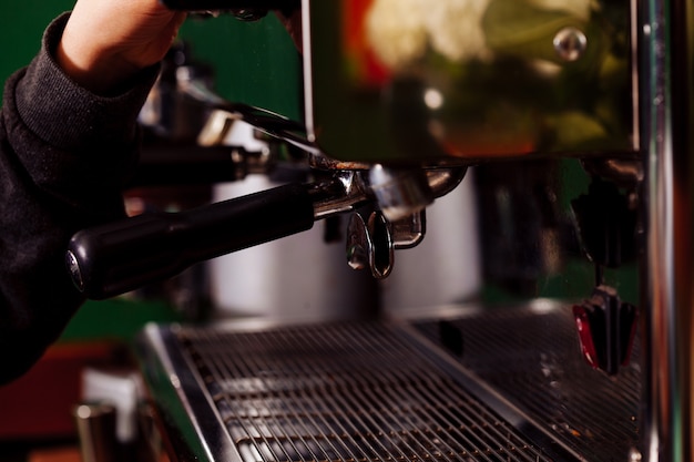 Die Kaffeemaschine, Barista, bereitet sie zum Kaffeekochen vor. Vorlage ohne Tasse