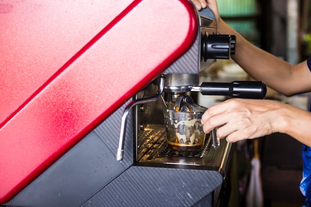 Die Kaffeemaschine funktioniert. Trinken Sie ein Glas heißen Kaffee.